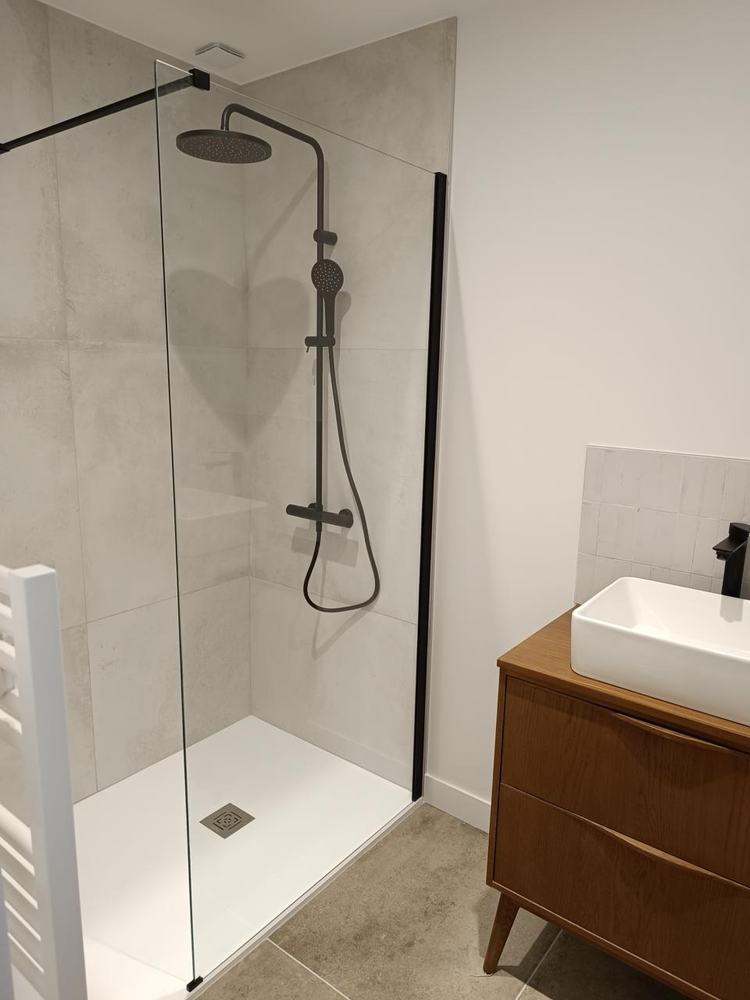 Douche à l'italienne avec colonne noire, création de salle d'eau par ABR Plomberie Tonnay-Charente