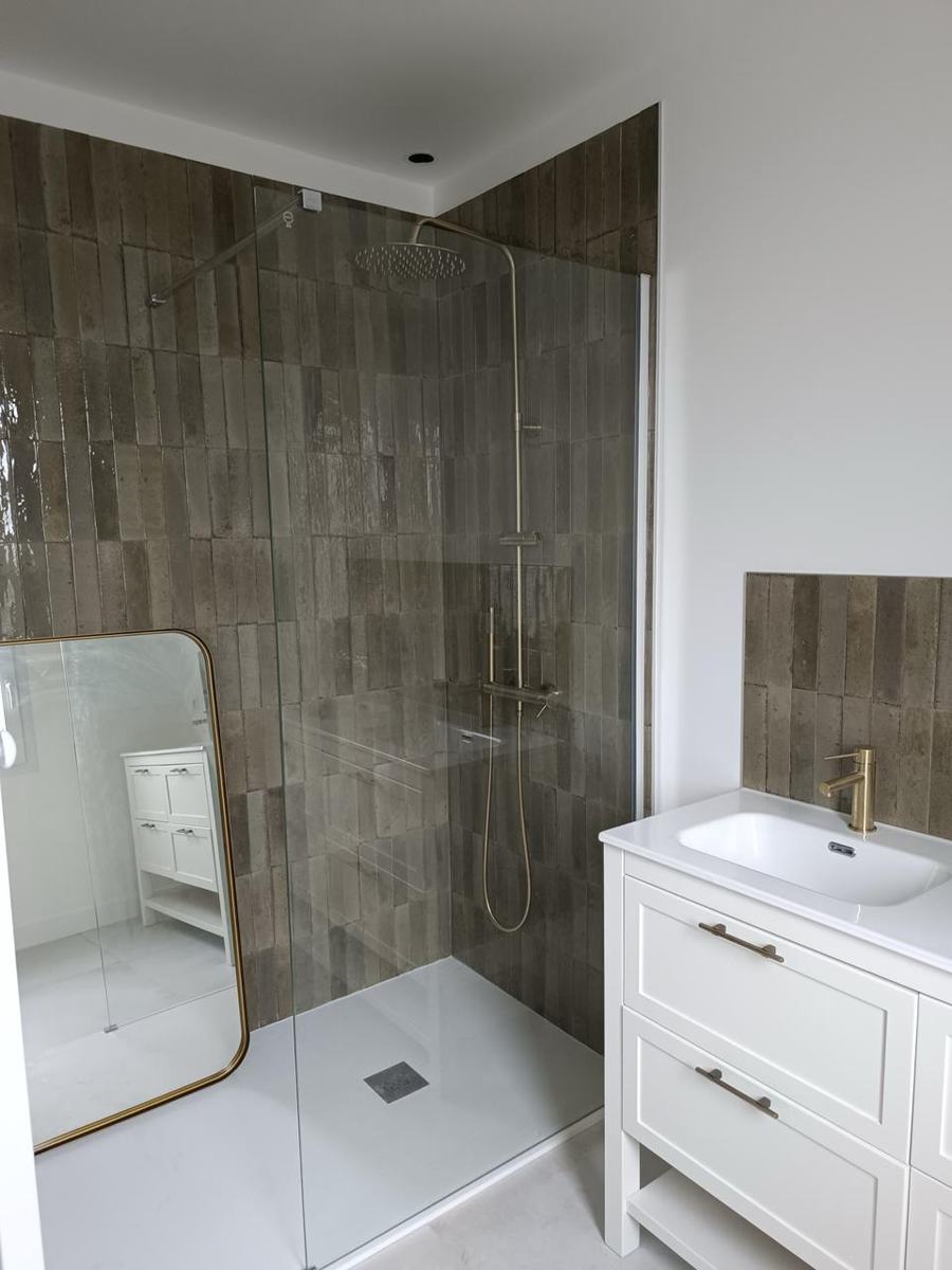 Salle de bain rénovée par ABR Plomberie en Charente-Maritime, douche à l'italienne en zellige