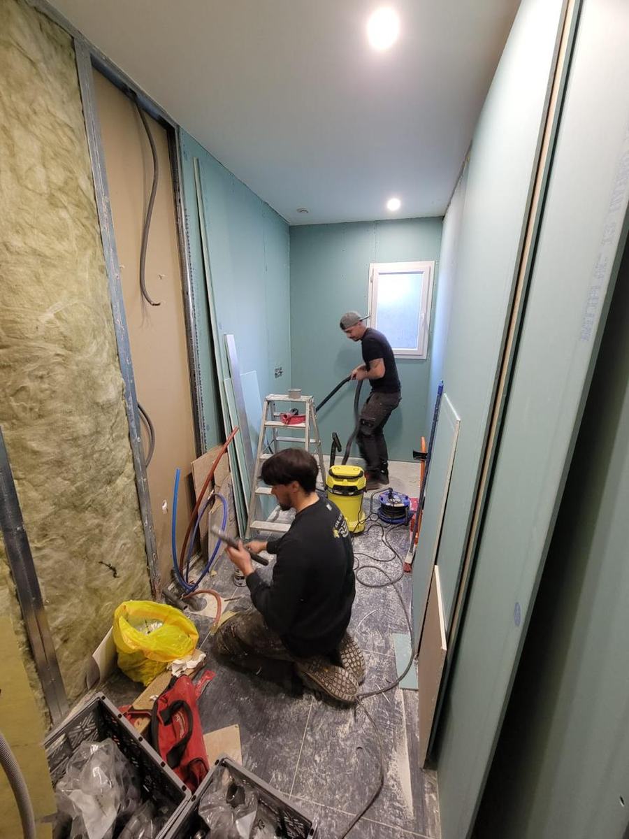 L'équipe ABR Électricité Plomberie en intervention sur un chantier de rénovation à Tonnay-Charente
