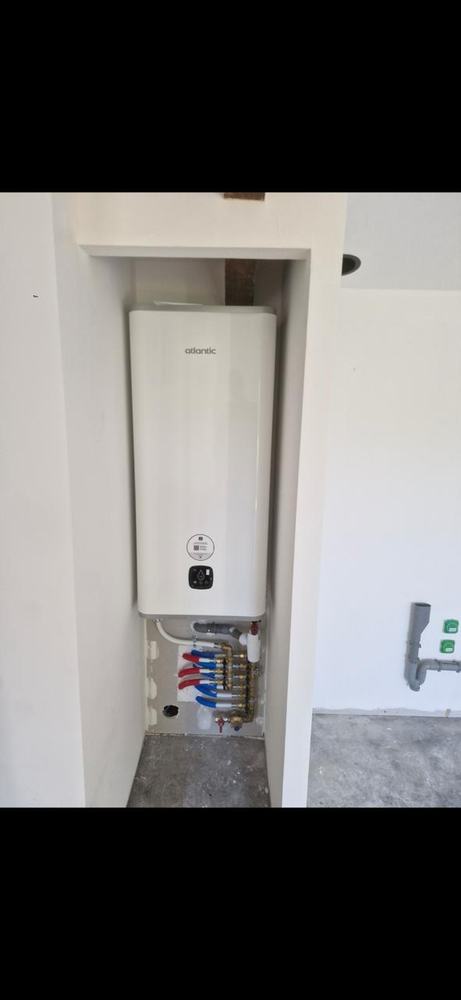 Installation d'un chauffe-eau plat et nourrice de distribution par ABR Plomberie