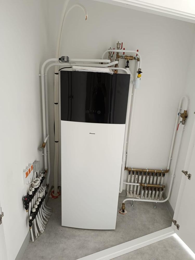 Installation de pompe à chaleur air/eau Daikin par ABR Électricité, certifié QualiPAC près de Rochefort