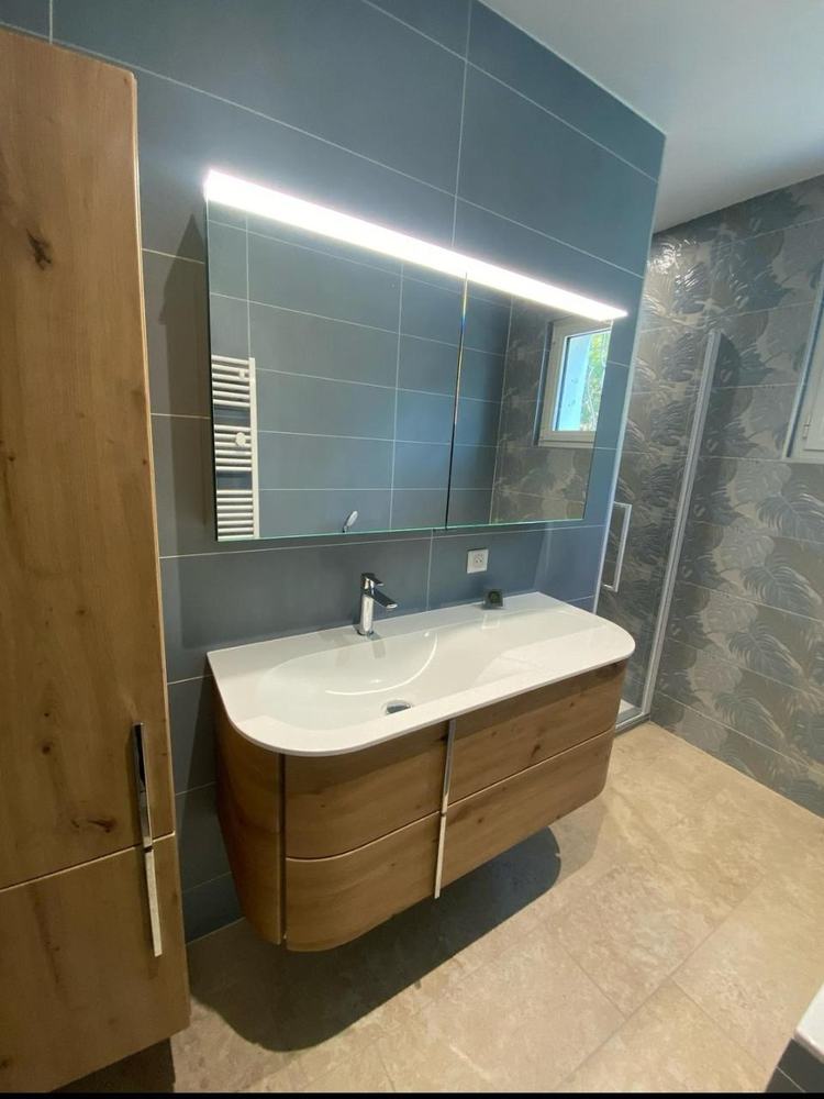 Salle de bain moderne, meuble suspendu bois et faïence bleue, rénovation par ABR près de Rochefort