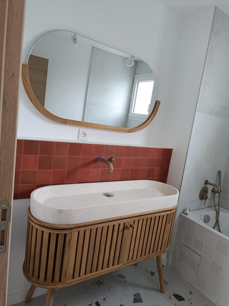 Salle d'eau rénovée, vasque terrazzo et robinetterie murale laiton, plombier Charente-Maritime